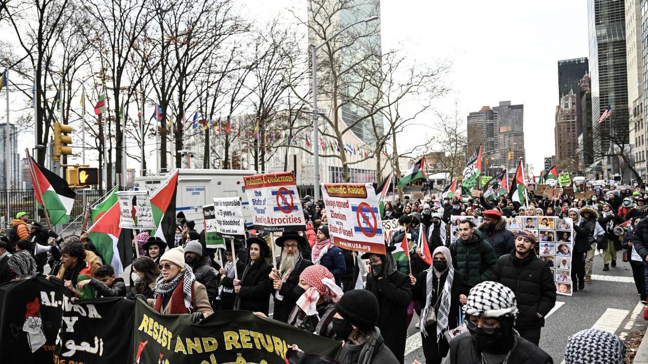 ABD’nin BM misyonu önünde Gazze’de ateşkes istenen tasarıyı veto etmesi protesto edildi