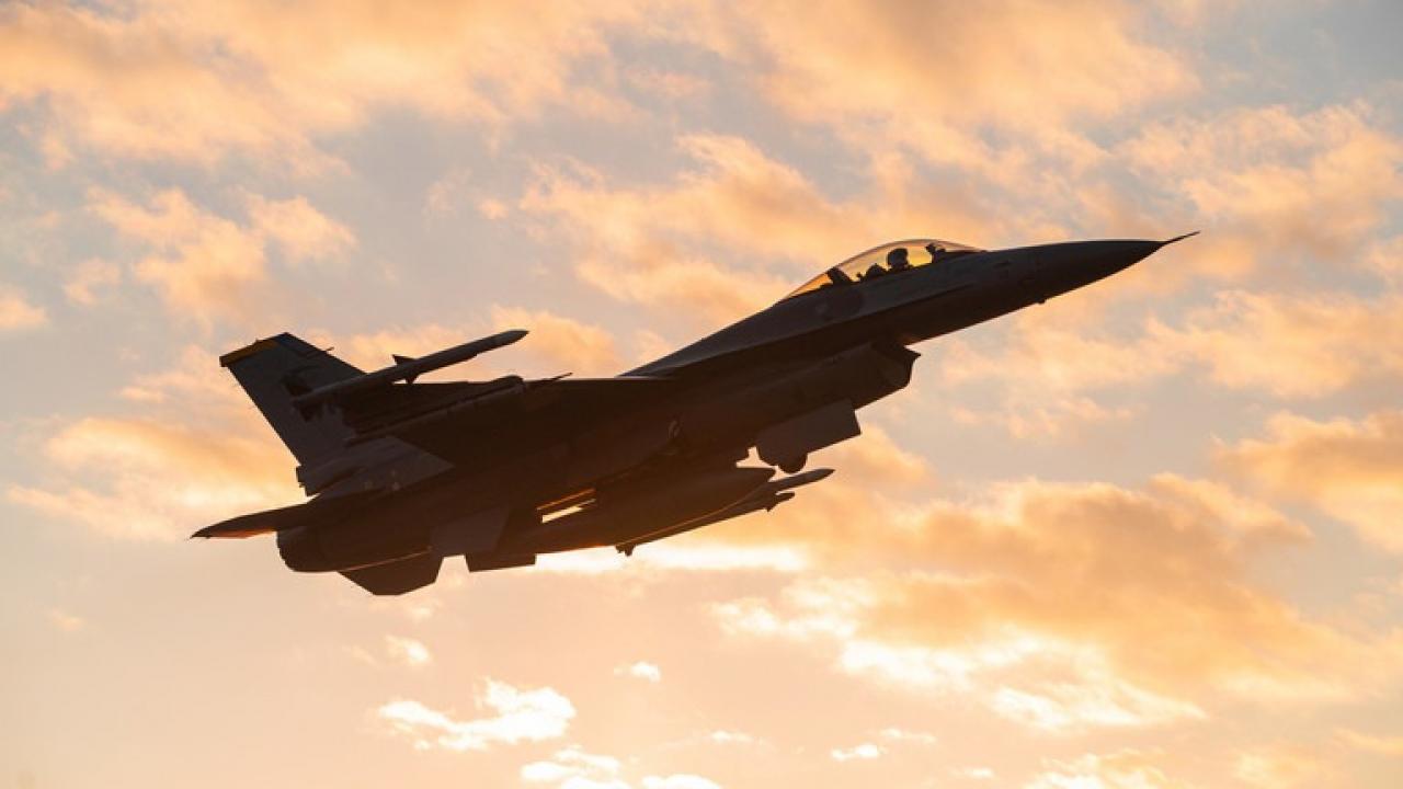 ABD’ye ait F-16, Sarı Deniz’e düştü