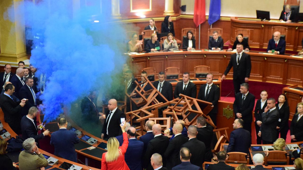 Arnavutluk Meclisi’nde gerginlik: Sis bombası atıldı