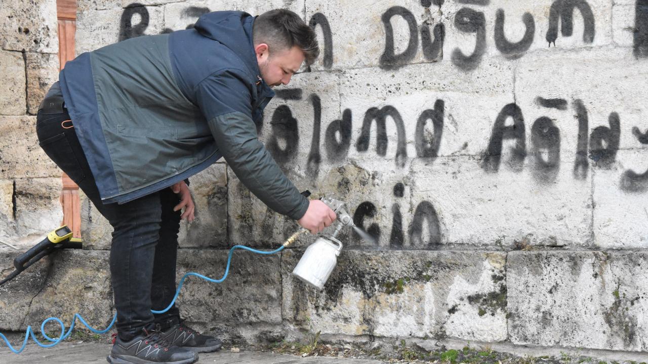 Çifte Minareli Medrese’deki sprey boya silindi