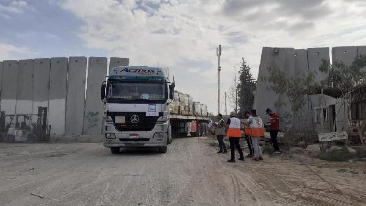 Filistin Kızılayı, insani yardım yüklü 155 kamyonu teslim aldı