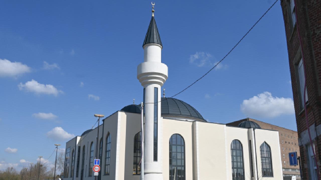 Fransa’da mescidin kapısına islamofobik yazı