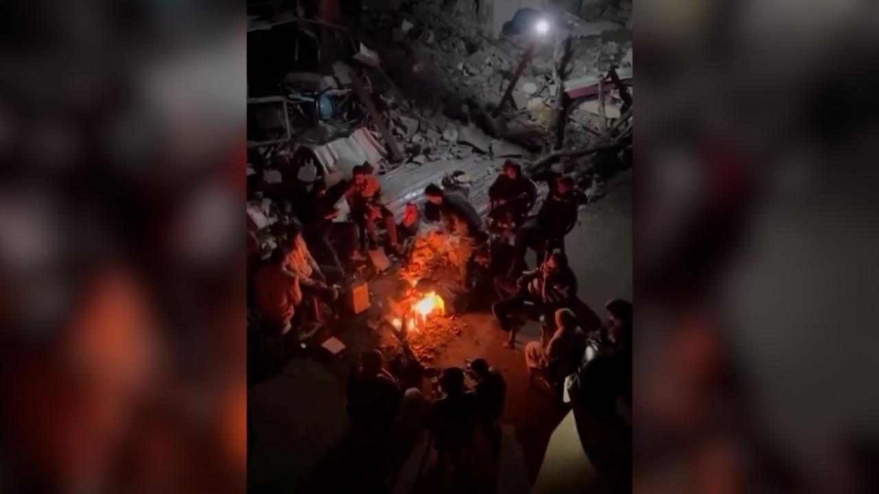 Gazze’de ısınmak için kamp ateşi yaktılar