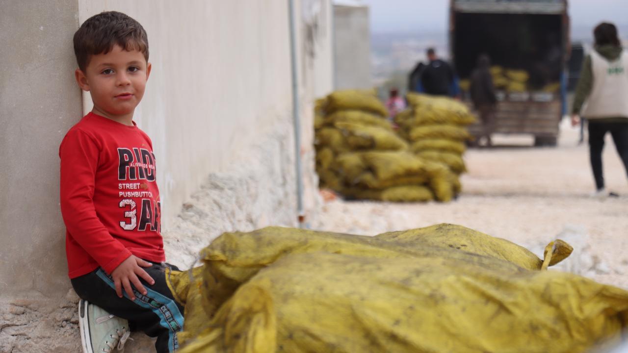 İHH, Suriye’de iç savaş mağduru ailelere kömür dağıttı