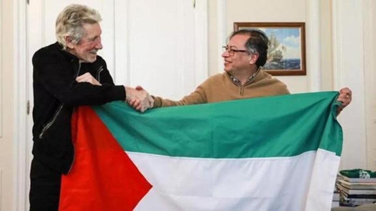 İngiliz müzisyen Kolombiya Cumhurbaşkanı ile birlikte “Filistin” bayrağı açtı