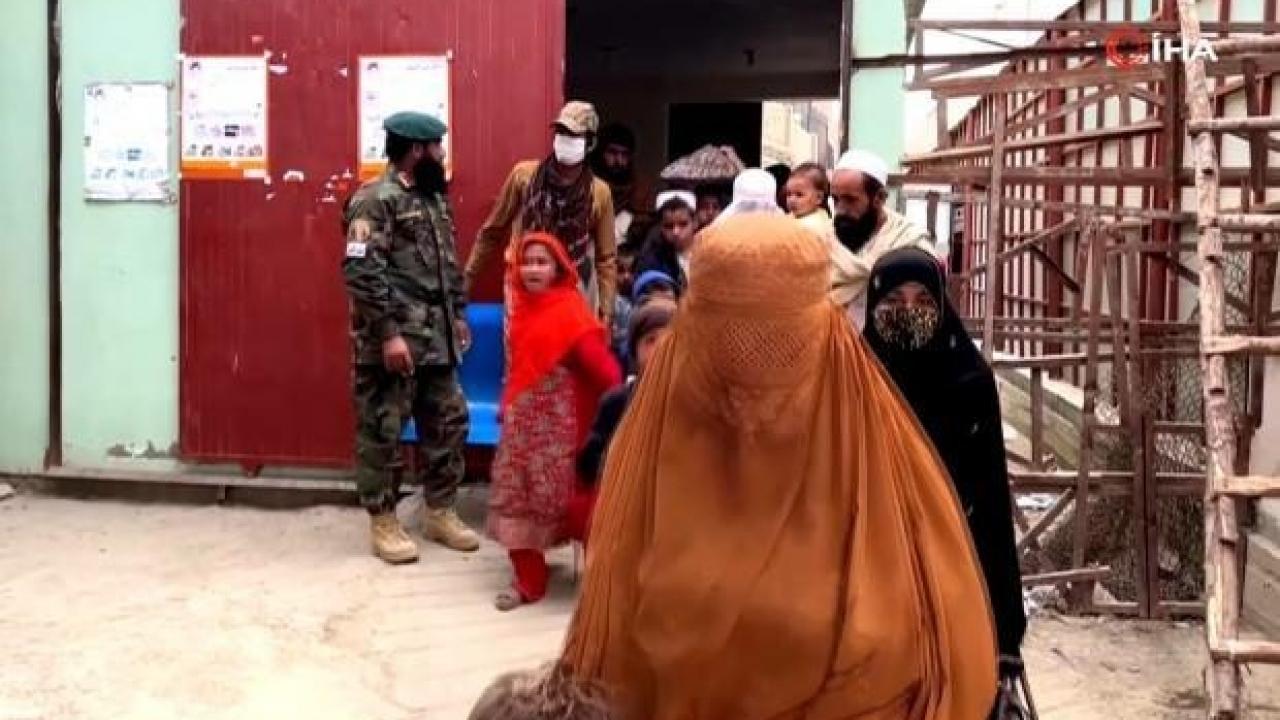 Pakistan, kaçak Afganları sınır dışı etti