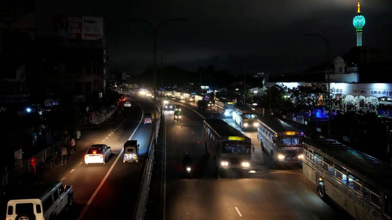 Sri Lanka genelinde saatlerdir elektrik kesintisi yaşanıyor