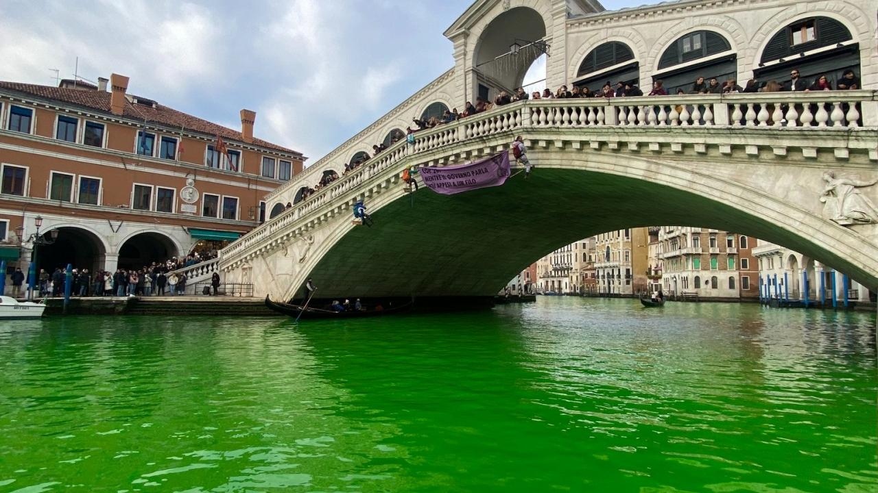Venedik’teki Büyük Kanal yeşile boyandı: Eko vandallık!