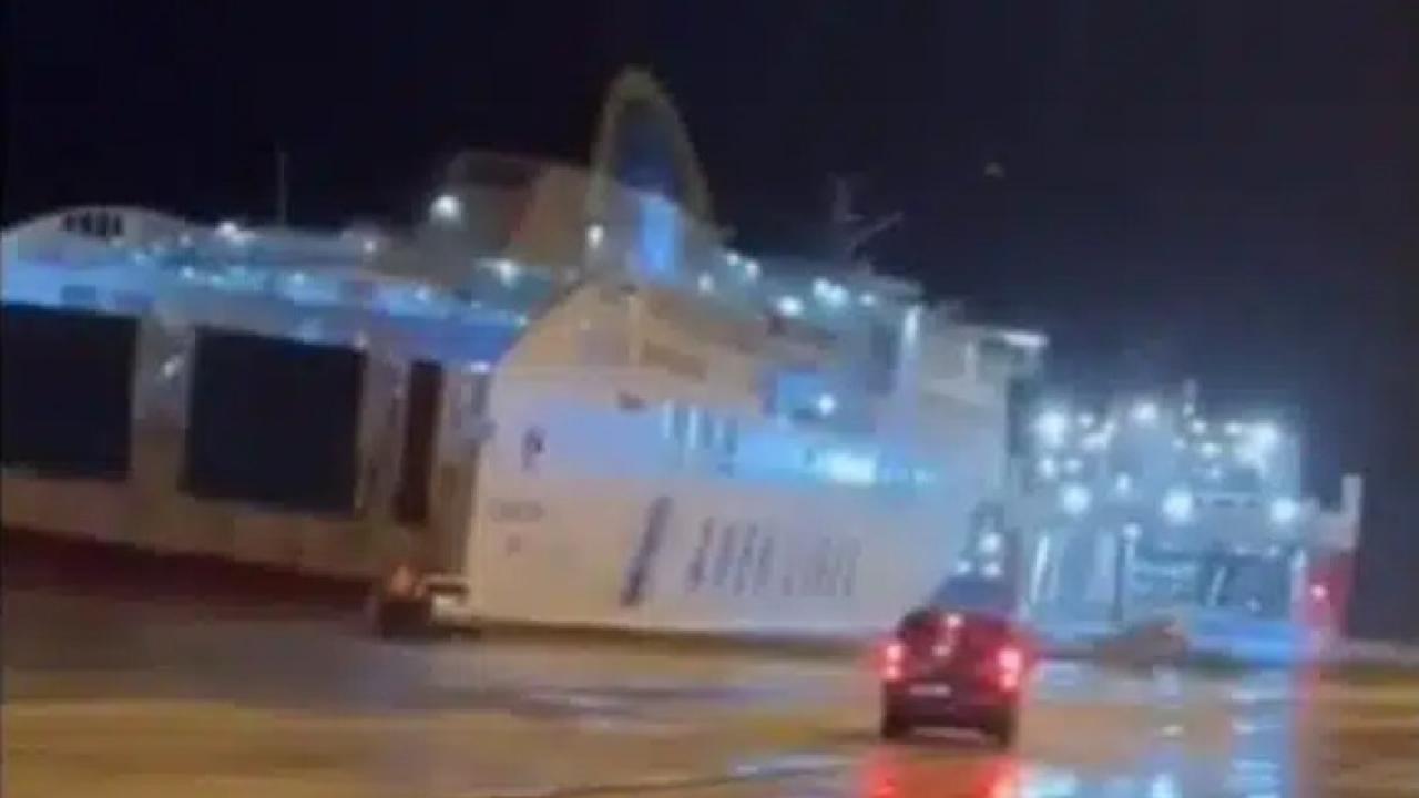 Yunanistan’da yolcu gemisi ile tanker çarpıştı